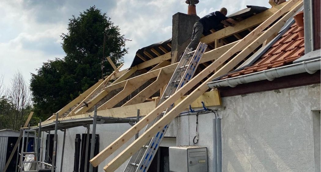 Installation de charpente avec tuiles